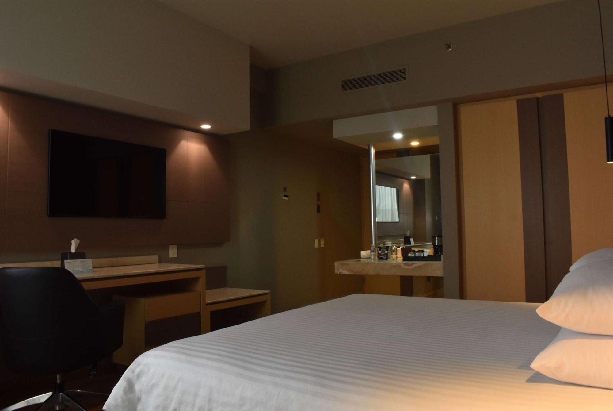 Ramada By Wyndham Mexico City Santa Fe Exterior photo