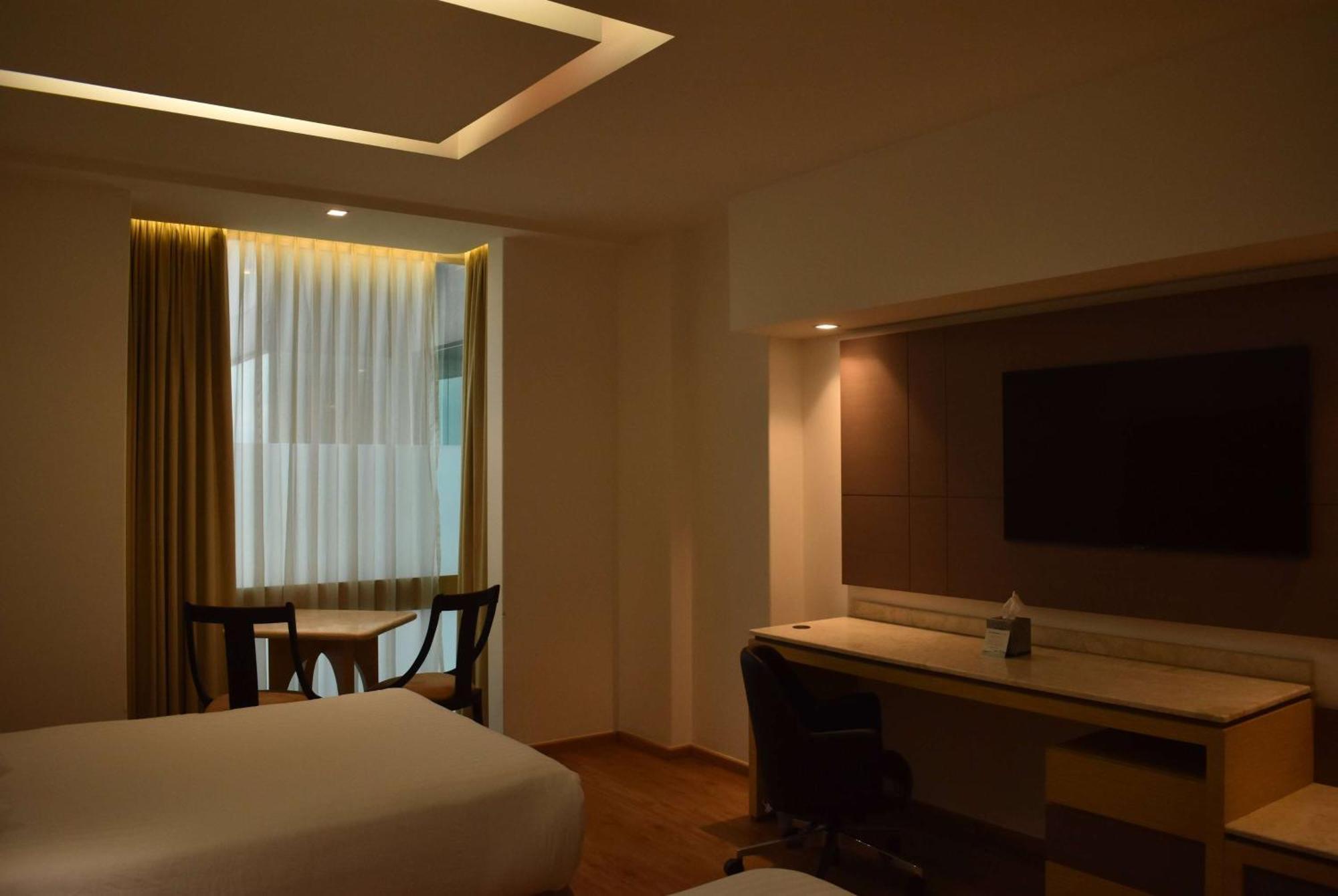 Ramada By Wyndham Mexico City Santa Fe Exterior photo